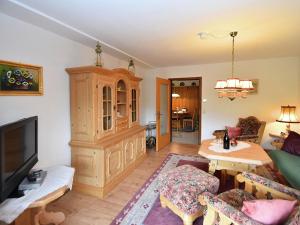 un soggiorno con un grande mobile in legno di Quaint Apartment with Private Terrace Garden a Schiltach