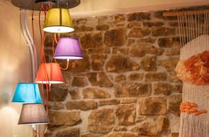un grupo de luces coloridas colgando de una pared de piedra en Casa rural Ezkonberri, en Unzué