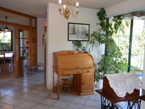 un piano de madera en una sala de estar con mesa en Cozy Holiday Home in Kappe with Balcony, en Kappe