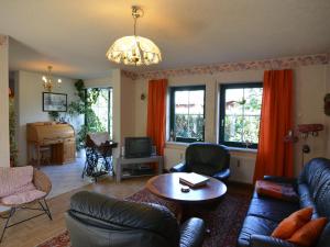 ein Wohnzimmer mit einem Sofa und einem Tisch in der Unterkunft Cozy Holiday Home in Kappe with Balcony in Kappe