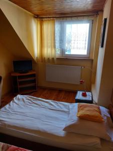 Säng eller sängar i ett rum på Noclegi-Pokoje goscinne Lublin