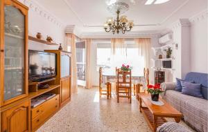Televízia a/alebo spoločenská miestnosť v ubytovaní Nice Apartment In Conil De La Frontera