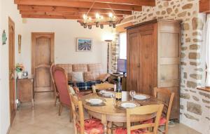 een eetkamer met een houten tafel en stoelen bij 2 Bedroom Amazing Home In Lesconil in Plobannalec-Lesconil