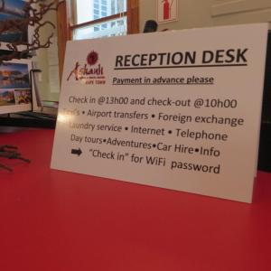 un cartel para la recepción de un restaurante en Ashanti Lodge Backpackers, en Ciudad del Cabo 86 fotos más