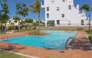 El RomeroにあるNice Apartment In Alhama De Murcia With 2 Bedrooms, Outdoor Swimming Pool And Wifiの建物前のスイミングプール