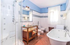 a bathroom with a tub and a toilet and a sink at Pet Friendly Home In Periana in Los Baños de Vilo