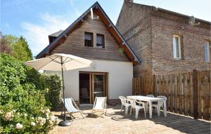 Le Bourg-DunにあるBeautiful Home In Le Bourg-dun With 2 Bedrooms And Wifiのパティオ(テーブル、椅子、パラソル付)