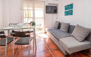 フエンヒロラにあるStunning Apartment In Fuengirola With Wifiのリビングルーム(ソファ、テーブル付)
