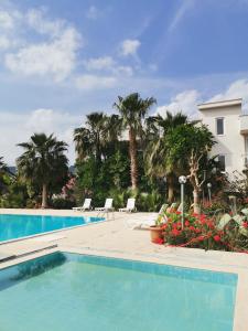 בריכת השחייה שנמצאת ב-Kiriş Garden Hotel או באזור