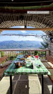 Traditional GuestHouse Permet في برميت: طاولة عليها قماش طاولة خضراء وبيضاء