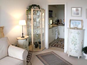 uma sala de estar com um armário de louça numa cozinha em Flat in Gl cksburg with sea view em Ulstrupfeld