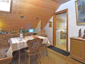 un comedor con mesa y sillas en una habitación en Flat near the forest in Frauenwald Thuringia, en Frauenwald