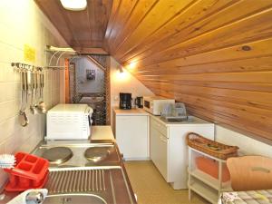 una pequeña cocina con fregadero y microondas en Flat near the forest in Frauenwald Thuringia, en Frauenwald