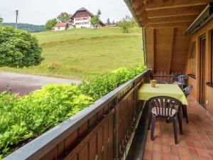 にあるApartment in Schuttertal with balconyのパティオ(テーブル、椅子付)