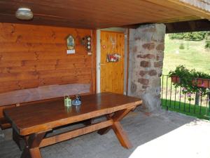 un banco de madera sentado fuera de una cabaña en Cottage in Black Forest near ski slopes, en St. Georgen im Schwarzwald