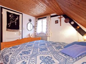 Un dormitorio con una cama azul y blanca y una ventana en Komfortable Ferienwohnung im Schwarzwald, en Urberg