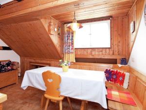 uma sala de jantar com mesa e cadeiras em Komfortable Ferienwohnung im Schwarzwald em Urberg