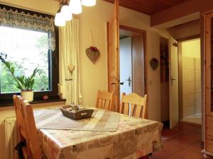 una sala da pranzo con tavolo e finestra di Attractive Holiday home in Waltershausen with Fireplace a Winterstein