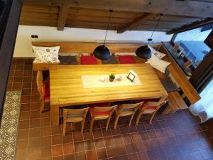 vista sul soffitto di una sala da pranzo con tavolo e sedie di Holiday home in the Bavarian Forest a Schöfweg