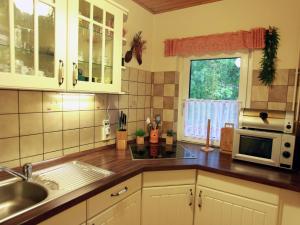 Η κουζίνα ή μικρή κουζίνα στο Attraktives Ferienhaus mit Kamin in Waltershausen +33 φωτογραφίες