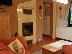 un soggiorno con divano e camino di Attractive Holiday home in Waltershausen with Fireplace a Winterstein