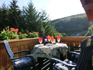 WintersteinにあるCottage near a ski resortのバルコニーにテーブルとワイングラス3杯
