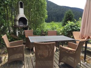 アルピルスバッハにあるMagnificent Holiday Home in Reinerzau with Saunaのパティオ(テーブル、椅子、暖炉付)