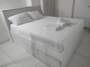 Tempat tidur dalam kamar di Flat 402 Laguna Beach - tipo Loft encantador, mobiliado e aconchegante