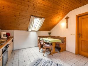 una cucina con tavolo e sedie in una stanza di Delightful Holiday Home in Unterammergau a Unterammergau