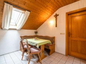una sala da pranzo con tavolo, sedie e finestra di Delightful Holiday Home in Unterammergau a Unterammergau
