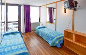 En eller flere senge i et værelse på Beautiful Apartment In Vason With Kitchen