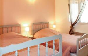 Un pat sau paturi într-o cameră la 4 Bedroom Gorgeous Home In Saint Roman