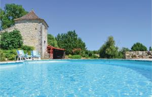 エイメにあるAwesome Home In Eymet With 1 Bedrooms And Outdoor Swimming Poolのスイミングプール(椅子2脚付)