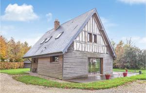 una gran casa de madera con techo de gambrel en Lovely Home In Hattenville With Kitchen, en Hattenville