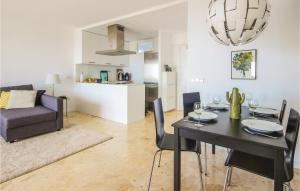 Kuchyň nebo kuchyňský kout v ubytování Sunny Apartment In Marbella