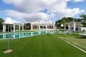 uma casa com uma piscina e um relvado em Villa LUCI' in Puglia, vicina alla VALLE DI ITRIA em Mottola
