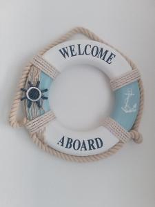uma pulseira de boas-vindas a bordo com as palavras bem-vindas a bordo em A Praia da Messejana em Messejana