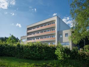 un gran edificio con muchas ventanas en EA Hotel Kraskov, en Starý Dvŭr