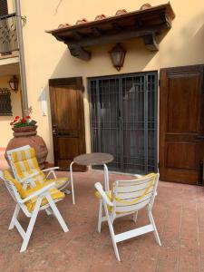 dwa krzesła i stół na patio w obiekcie La stanza col giardino w mieście Bagno a Ripoli