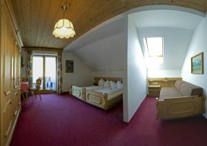 a bedroom with two beds and a table and chairs at Landgasthof Kirchmayer in Farchant