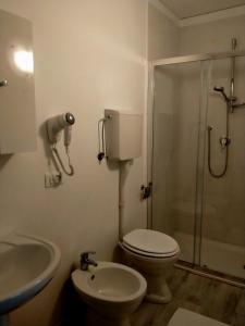 uma casa de banho com um WC, um lavatório e um chuveiro em Eleonora Bed and breakfast em Muscoline