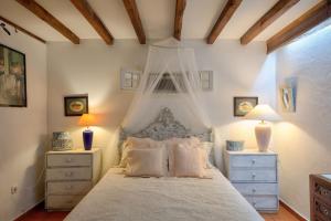 Una cama o camas en una habitación de Adore Portugal Lousã - 2 suites com piscina partilhada