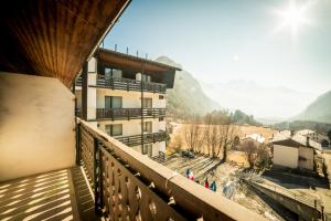 balkon z widokiem na góry w obiekcie HG Hotel Italia w mieście Brusson