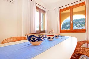 una mesa con tres tazones encima en Es Faro House by Slow Villas en Puerto de Sóller