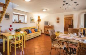 Lauco的住宿－Casa Ferigo A，客厅配有沙发和桌子