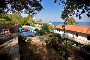 新布薩娜的住宿－藍色海灘酒店，享有房子和游泳池的空中景致