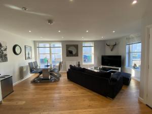 sala de estar con sofá y mesa en Maltings Apartment - Spacious 2 Bed Ground Floor Apartment en Kirkcaldy