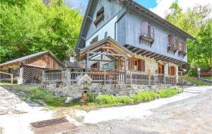 una gran casa de madera con una valla delante de ella en Alle Sorgenti en Comeglians