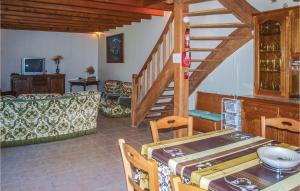 un salon avec un escalier et une table avec une valise dans l'établissement Nice Home In Plouha With 3 Bedrooms, à Plouha