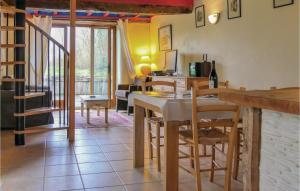 cocina y sala de estar con mesa y sillas en Stunning Home In Brucheville With Wifi, en Brucheville